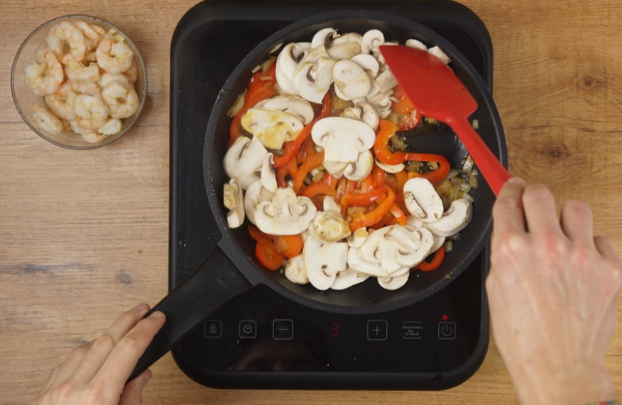 Tallarines al curry con langostinos
