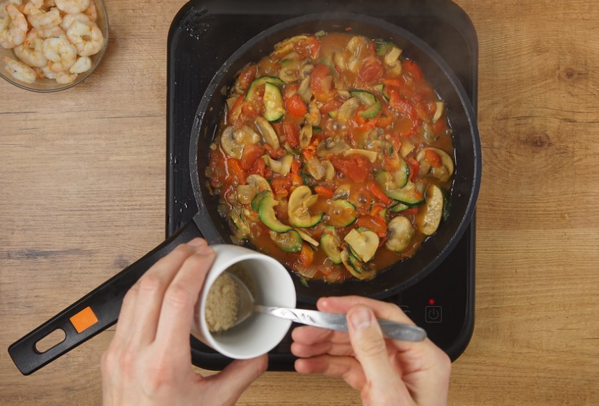 Tallarines al curry con langostinos