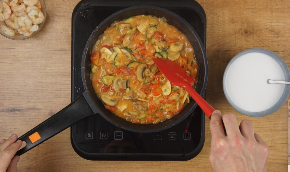 Tallarines al curry con langostinos