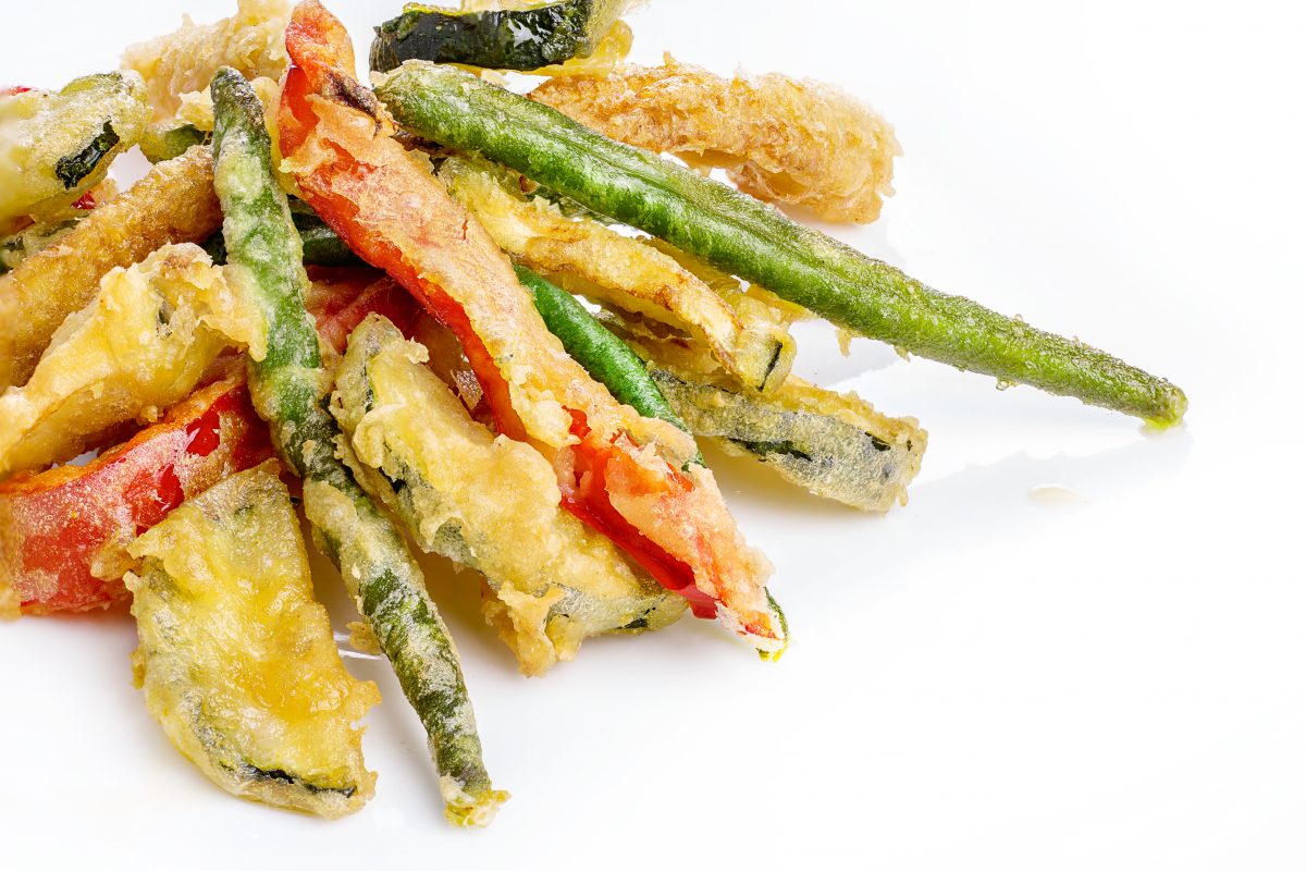 Tempura de verduras con todos los trucos para que quede fina y crujiente