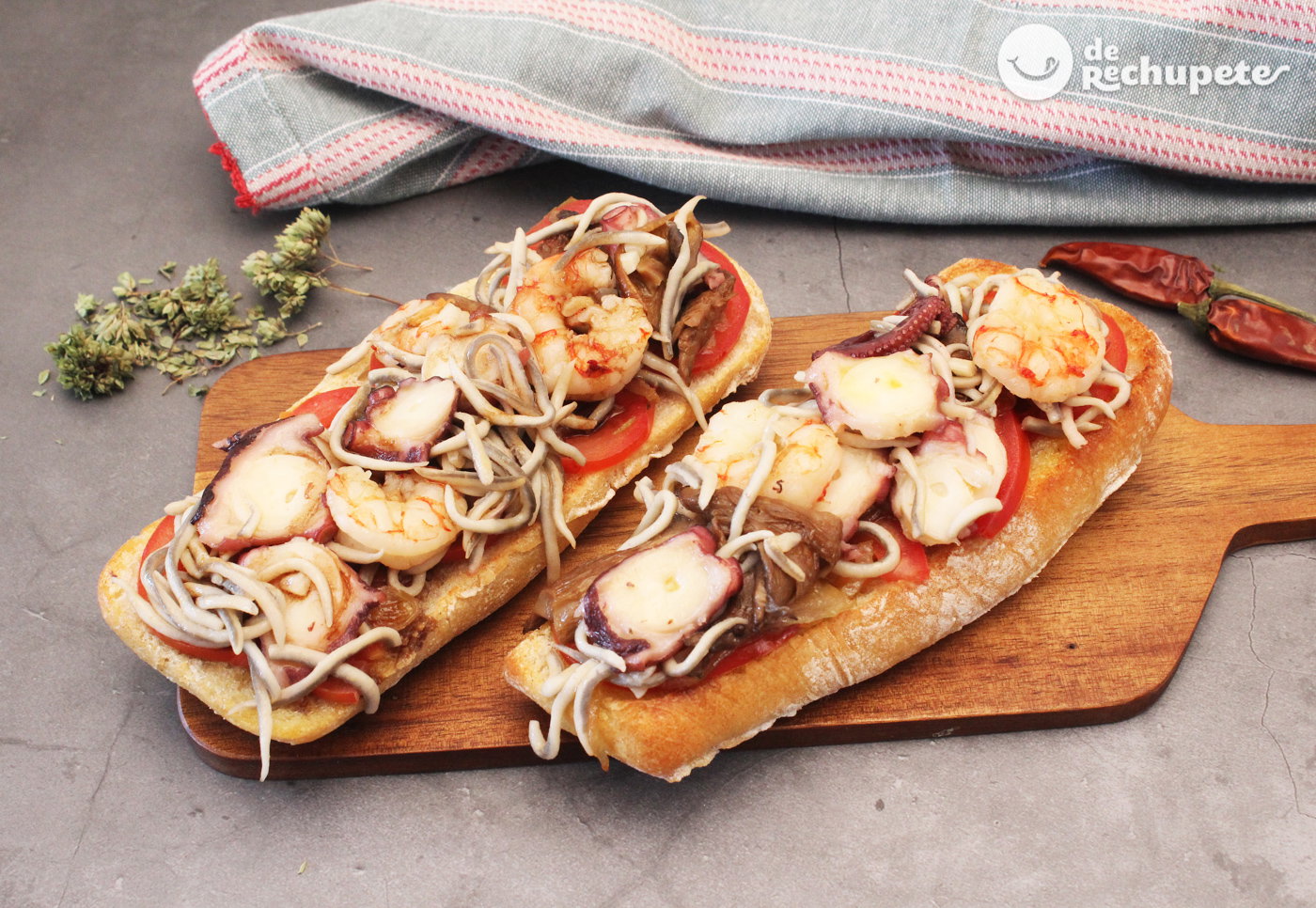 Tostas de gulas, pulpo y langostinos