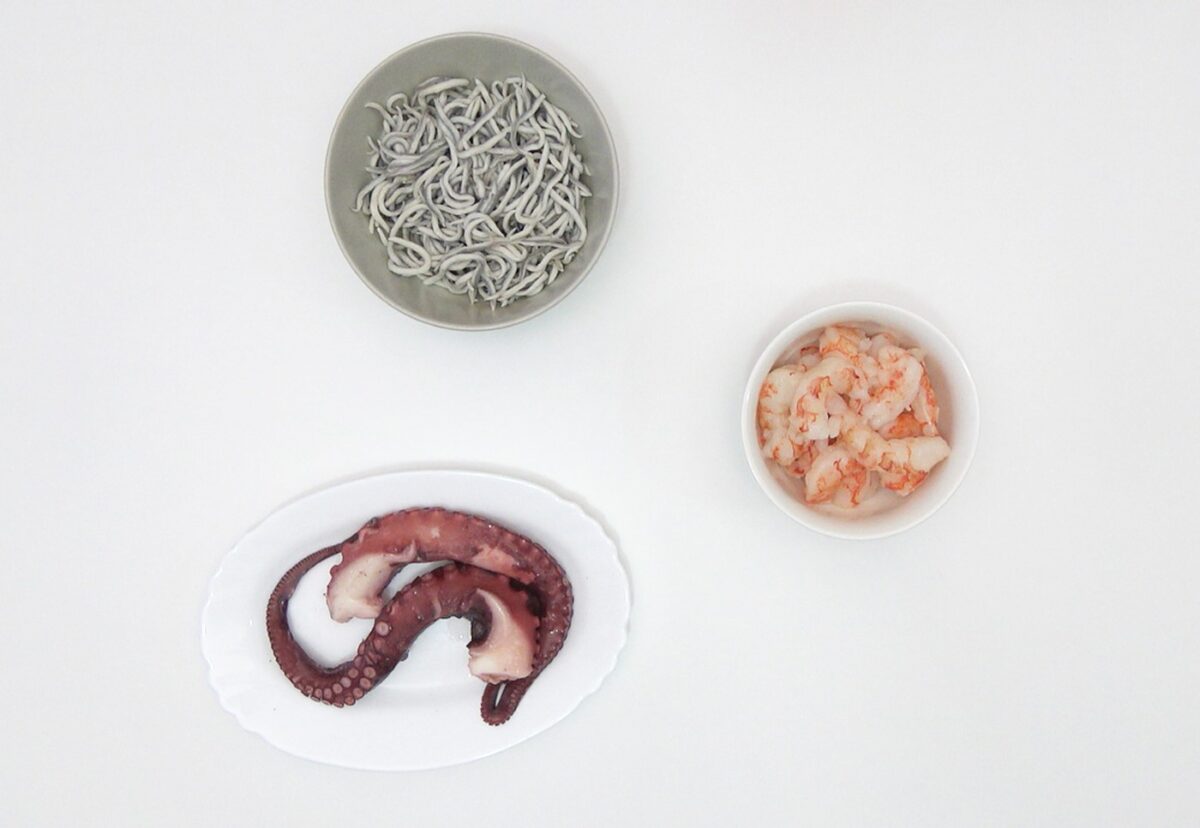 Tosta de gulas, pulpo y langostinos