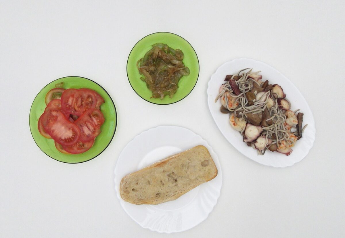 Tosta de gulas, pulpo y langostinos