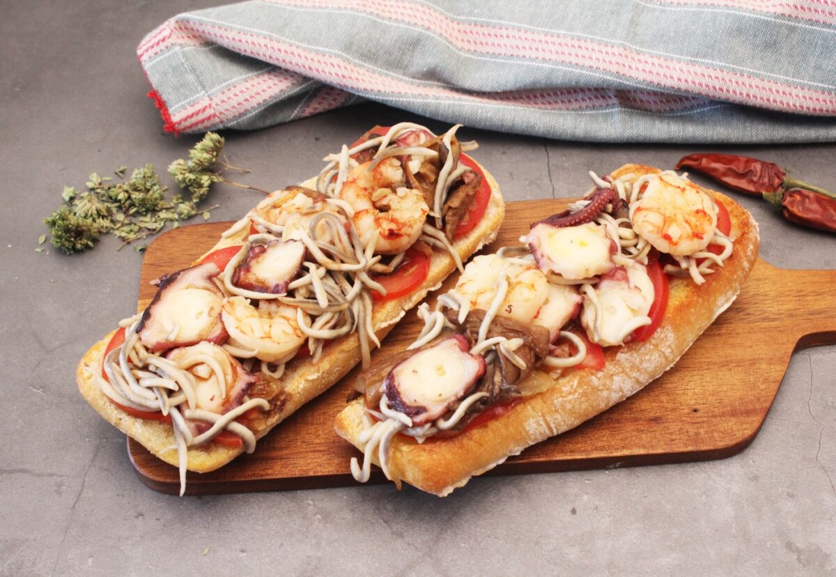Tosta de gulas, pulpo y langostinos