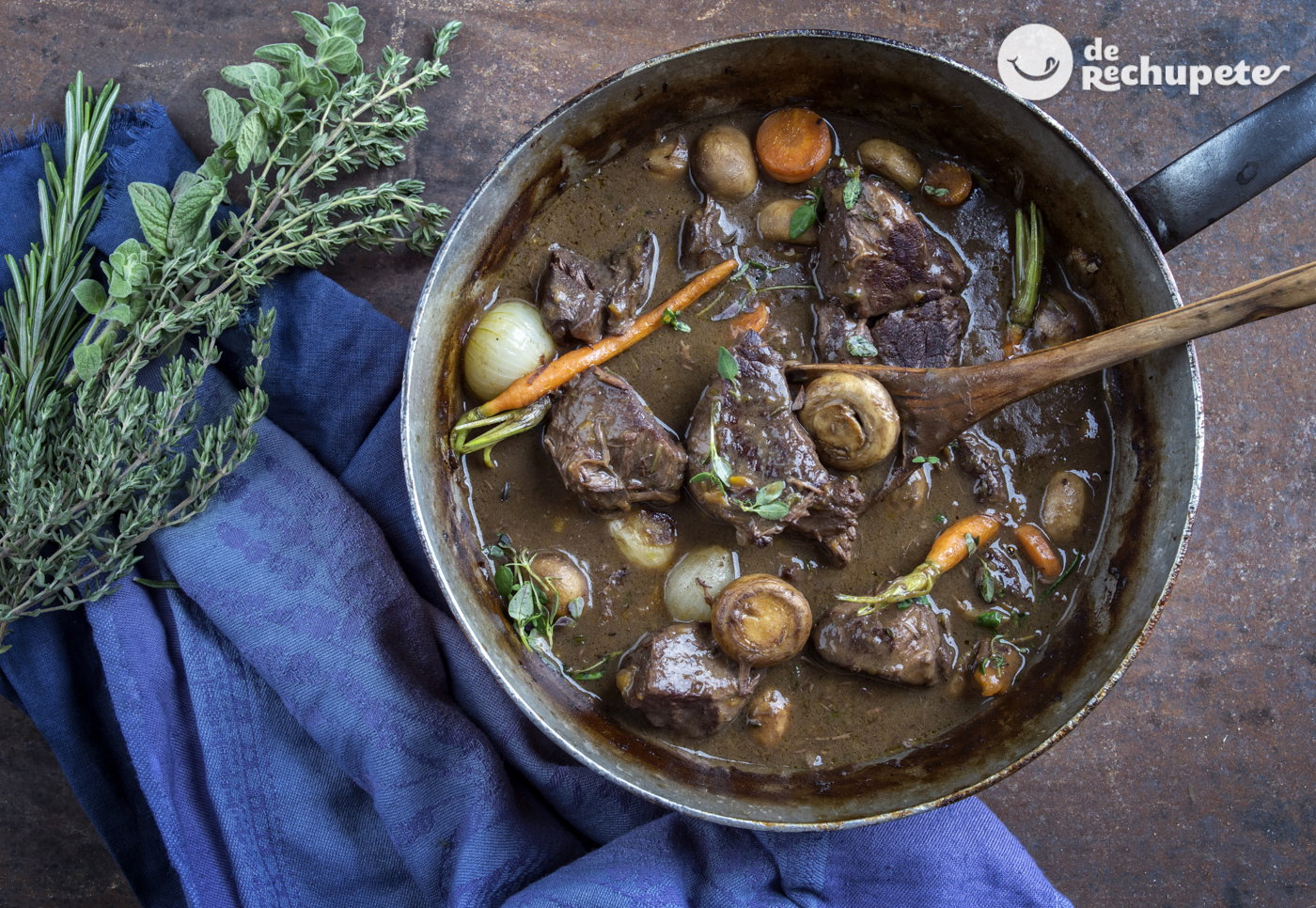 Ramilletes de hierbas aromáticas y aderezos. cuando la comida es aroma.