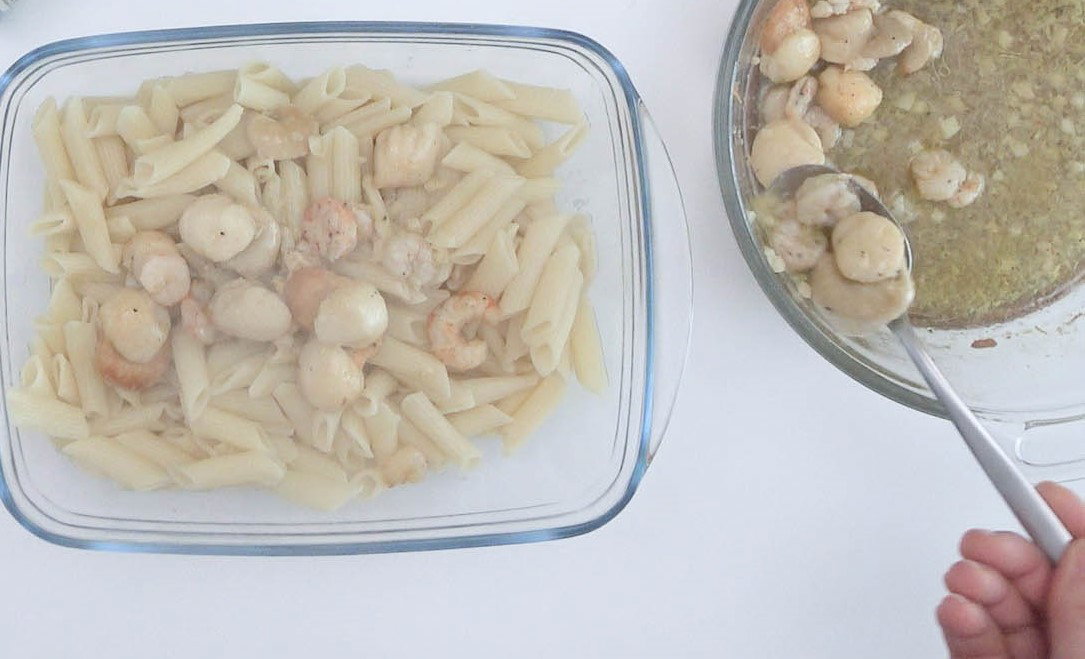 Ensalada de pasta con gambas y vieiras