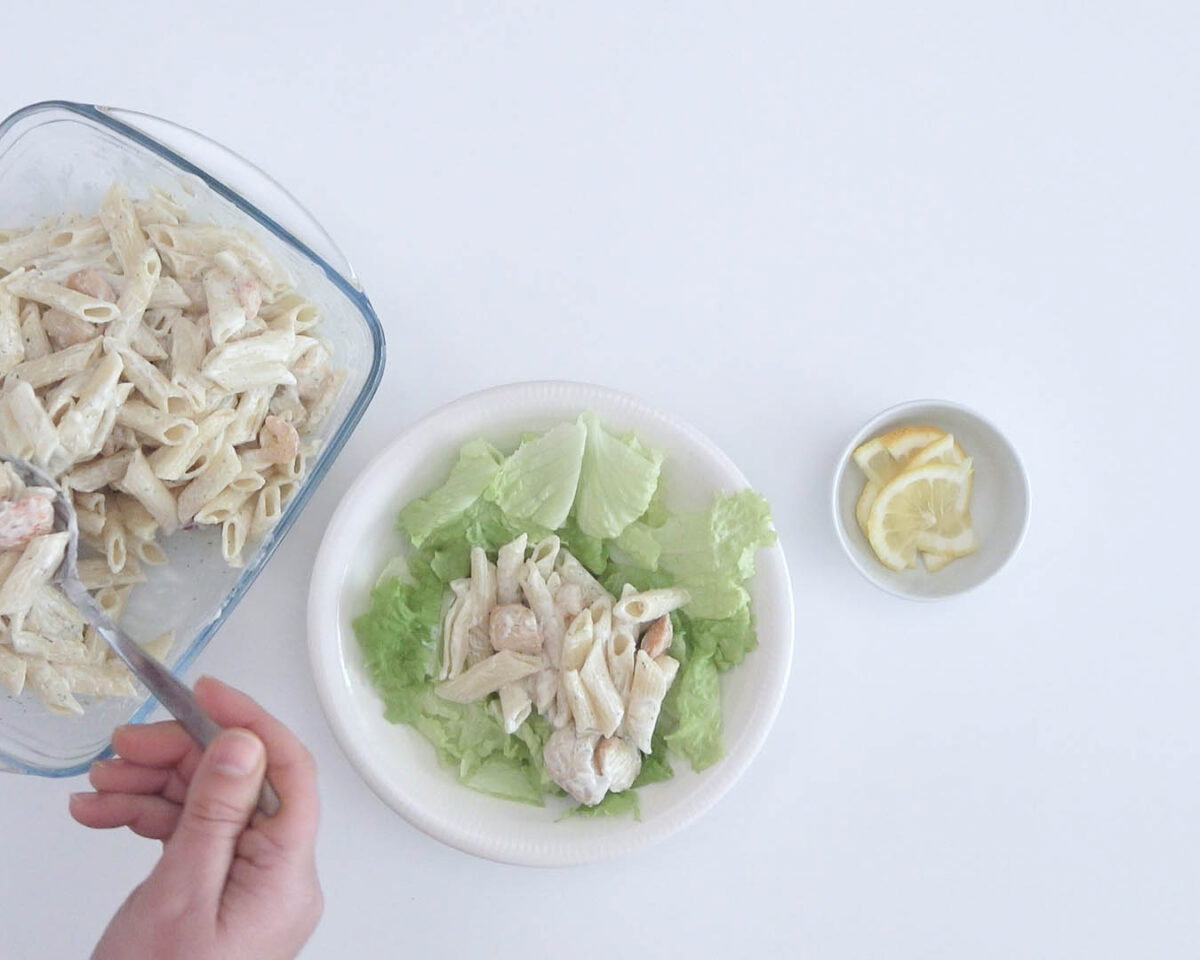 Ensalada de pasta con gambas y vieiras