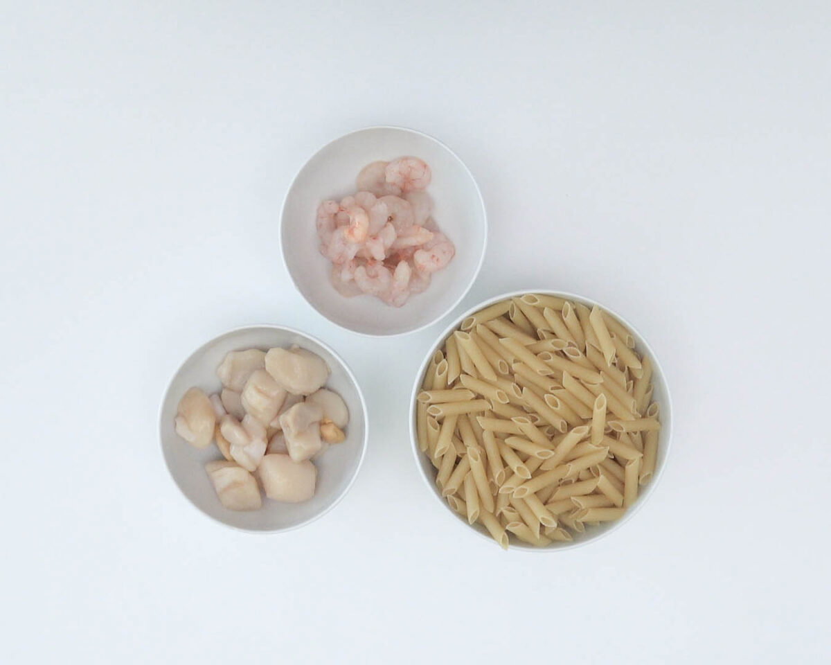 Ensalada de pasta con gambas y vieiras