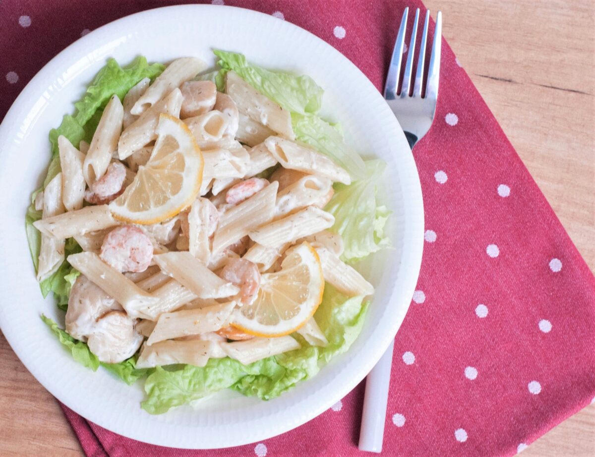 Ensalada de pasta con gambas y vieiras