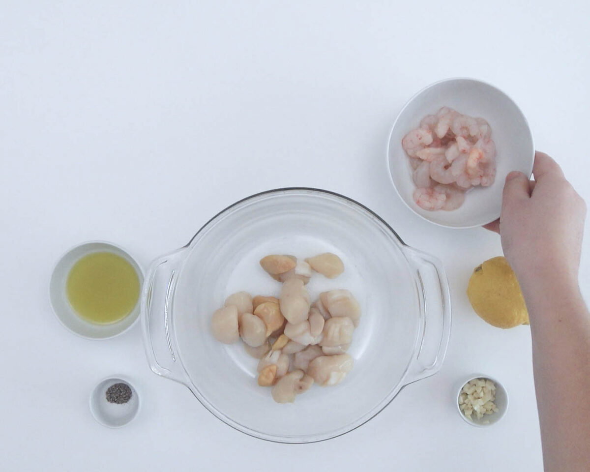 Ensalada de pasta con gambas y vieiras