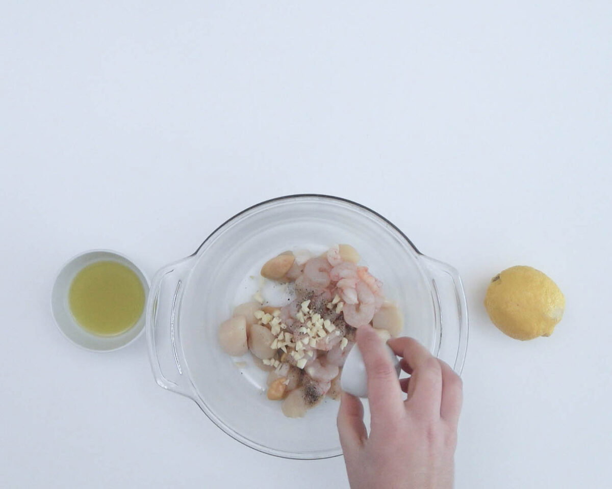 Ensalada de pasta con gambas y vieiras