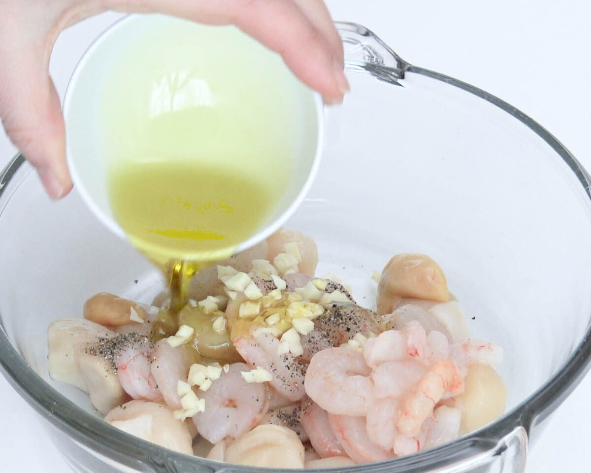 Ensalada de pasta con gambas y vieiras