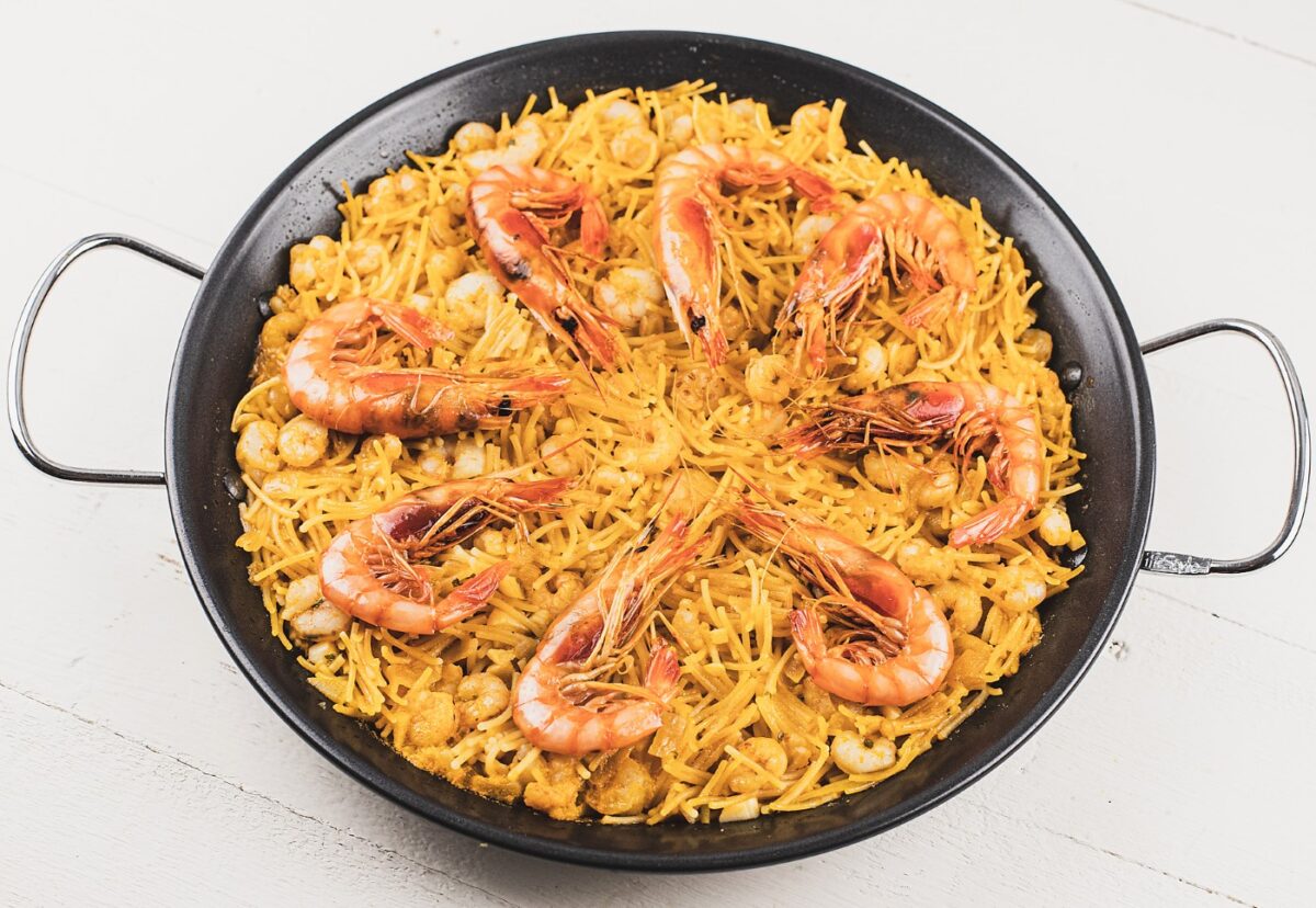 Fideuá de gambas. La deliciosa hermana pequeña de la tradicional fideuá
