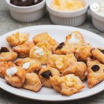 Buñuelos de viento con diferentes rellenos: nata, crema pastelera y chocolate