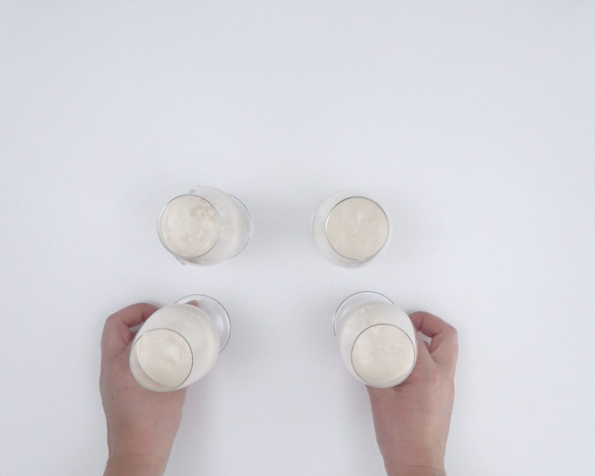 Cómo hacer vasitos de café y crema chantillí. Postre fácil y delicioso