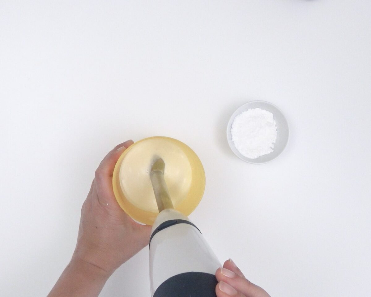 Cómo hacer vasitos de café y crema chantillí. Postre fácil y delicioso