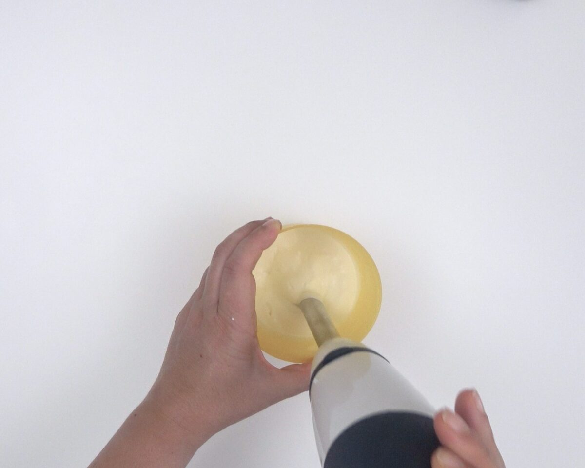 Cómo hacer vasitos de café y crema chantillí. Postre fácil y delicioso