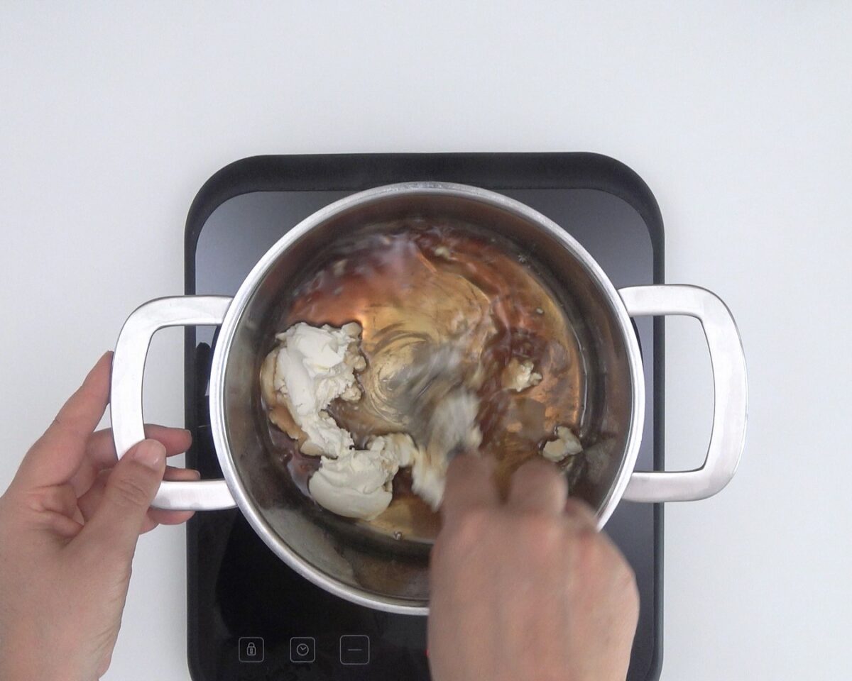 Cómo hacer vasitos de café y crema chantillí. Postre fácil y delicioso