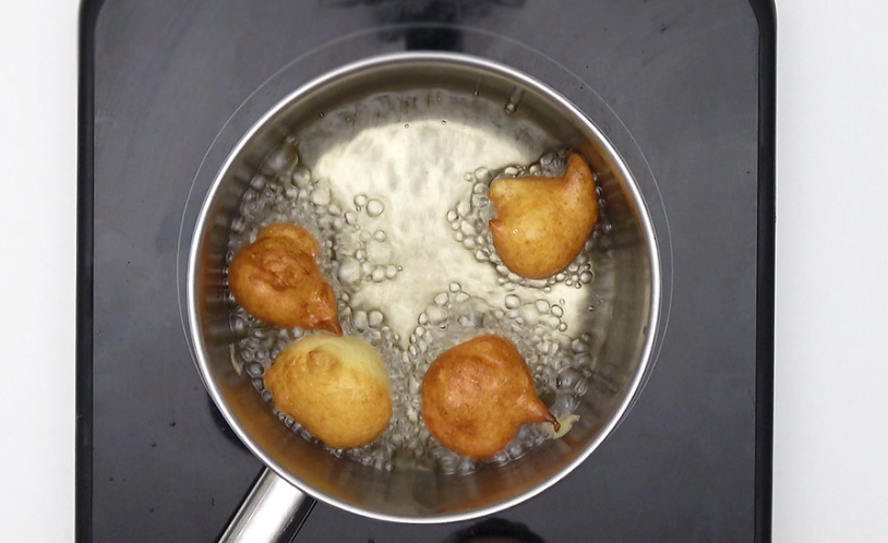 Buñuelos de calabaza rellenos de chocolate. Receta de Todos los Santos