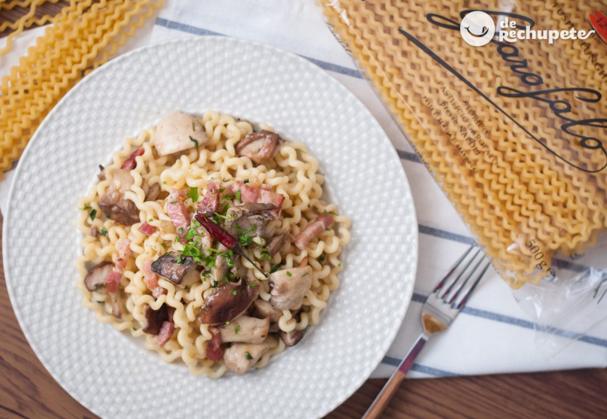 Pasta italiana con setas. Fusilli lunghi con funghi, pancetta e peperoncino