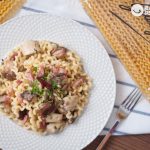 Pasta italiana con setas. Fusilli lunghi con funghi, pancetta e peperoncino