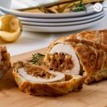 Pavo con costra de hojaldre relleno de orejones y piñones