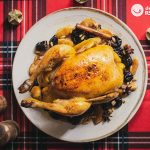 Pollo relleno de butifarra y manzana. Receta tradicional