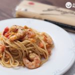 Espaguetis o spaghetti con verduras y langostinos al curry