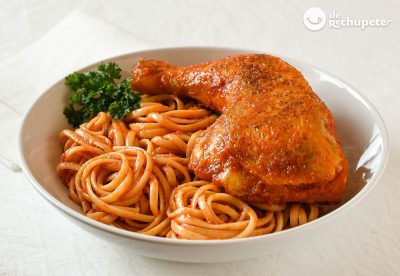 Tallarines rojos con pollo. Receta peruana fácil