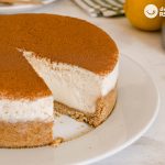 Tarta de leche merengada con galletas de canela