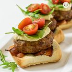 Tostas de burguer de cerdo con hummus