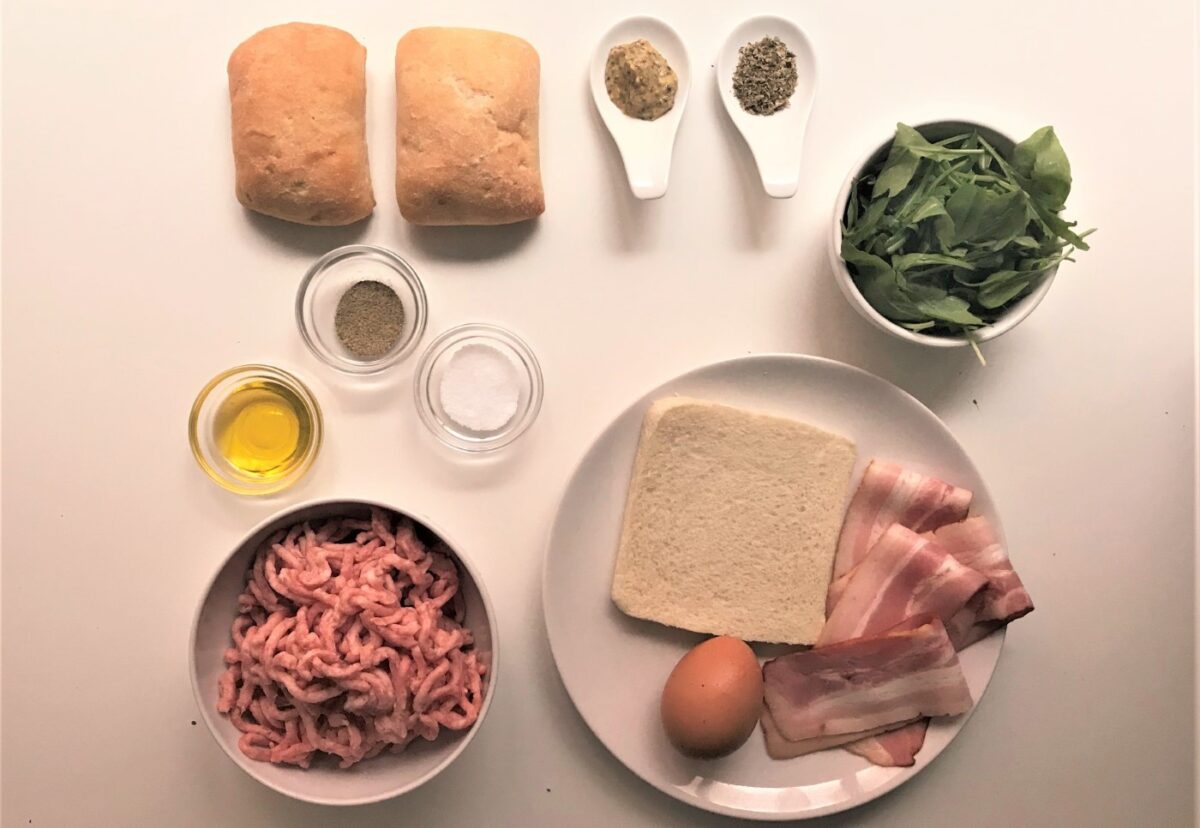 Tostas de burguer de cerdo con hummus