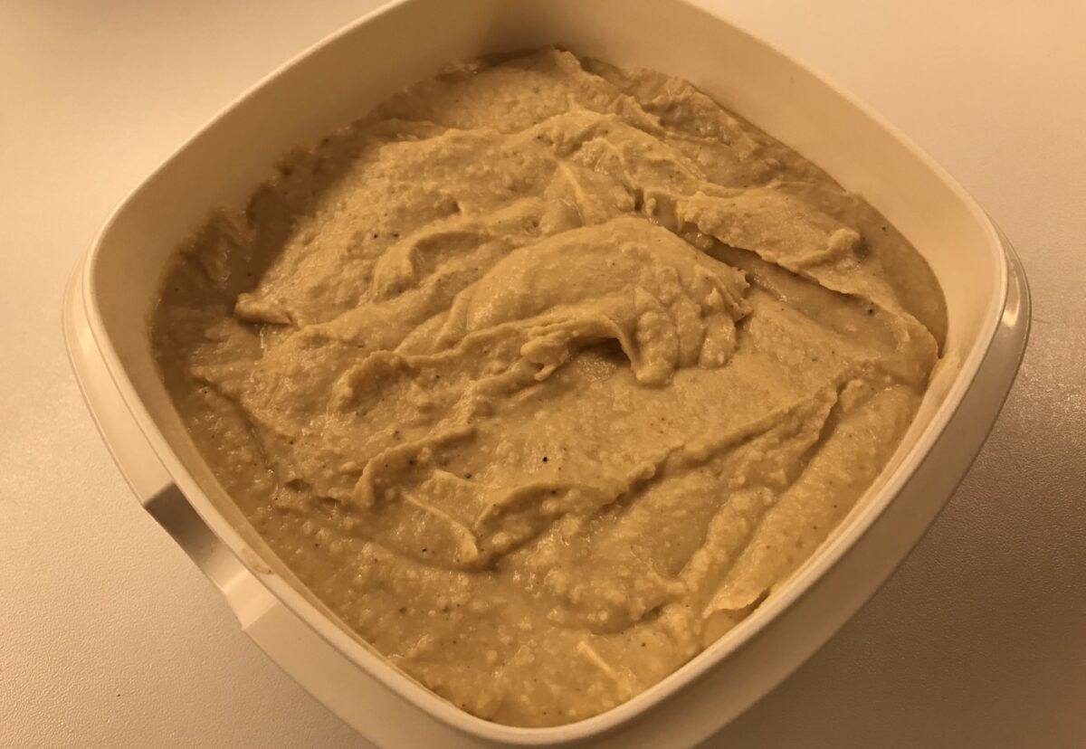 Tostas de burguer de cerdo con hummus