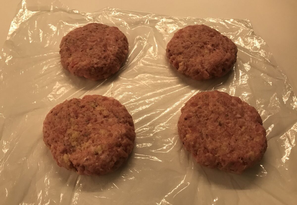 Tostas de burguer de cerdo con hummus