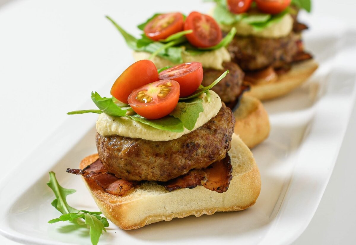 Tostas de burguer de cerdo con hummus