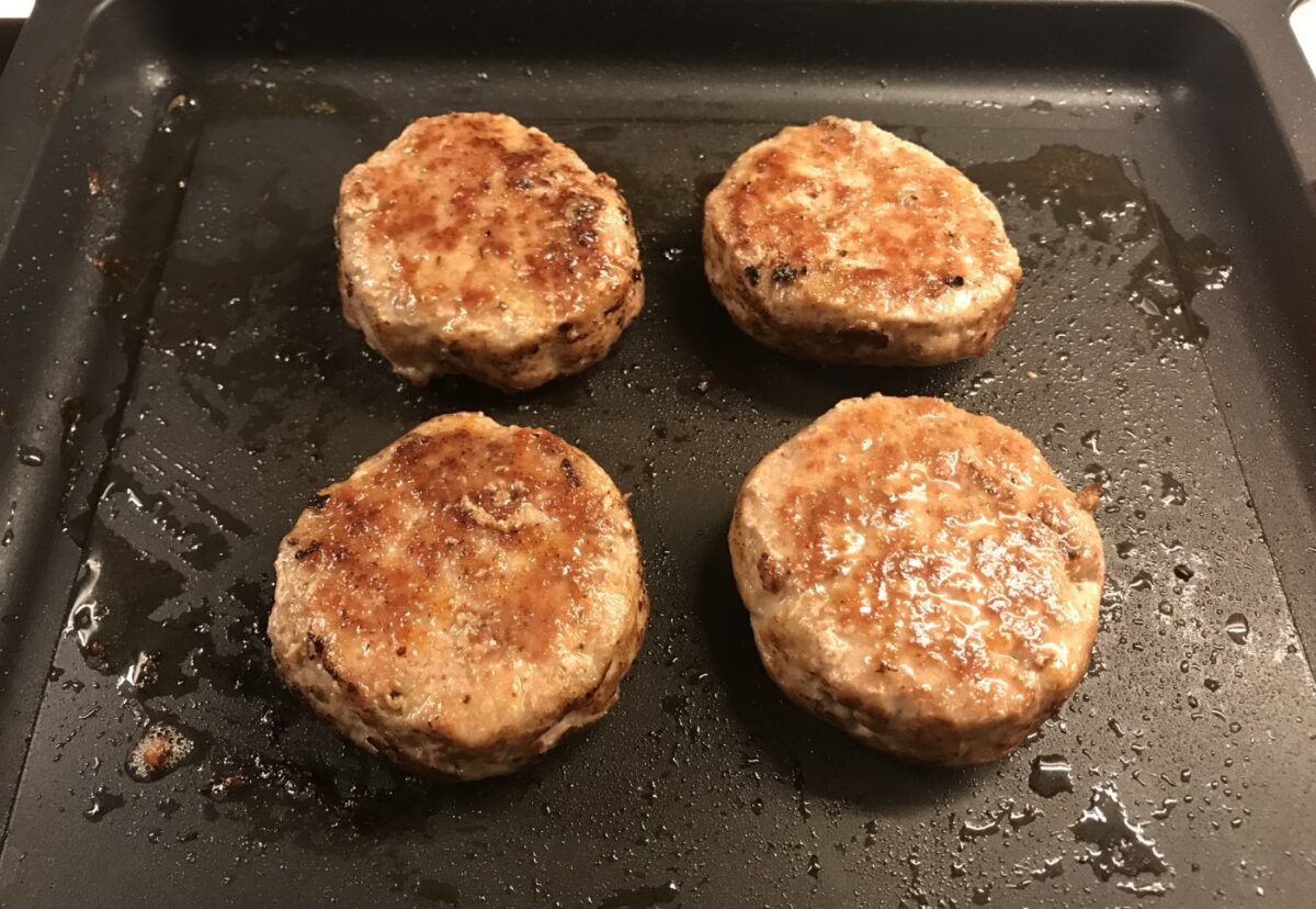 Tostas de burguer de cerdo con hummus