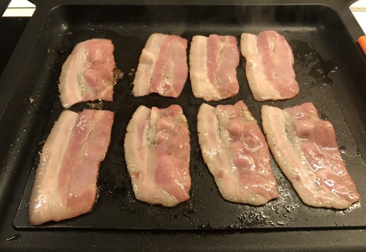Tostas de burguer de cerdo con hummus