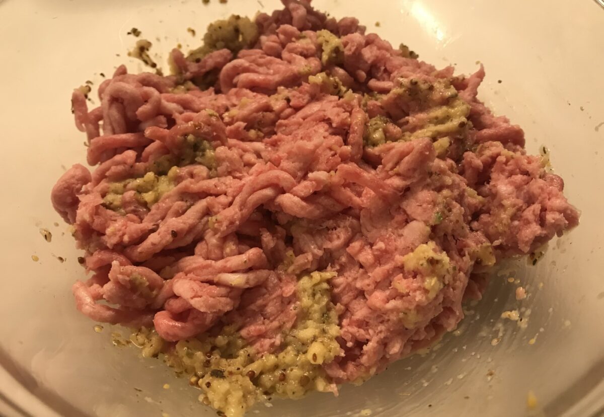 Tostas de burguer de cerdo con hummus