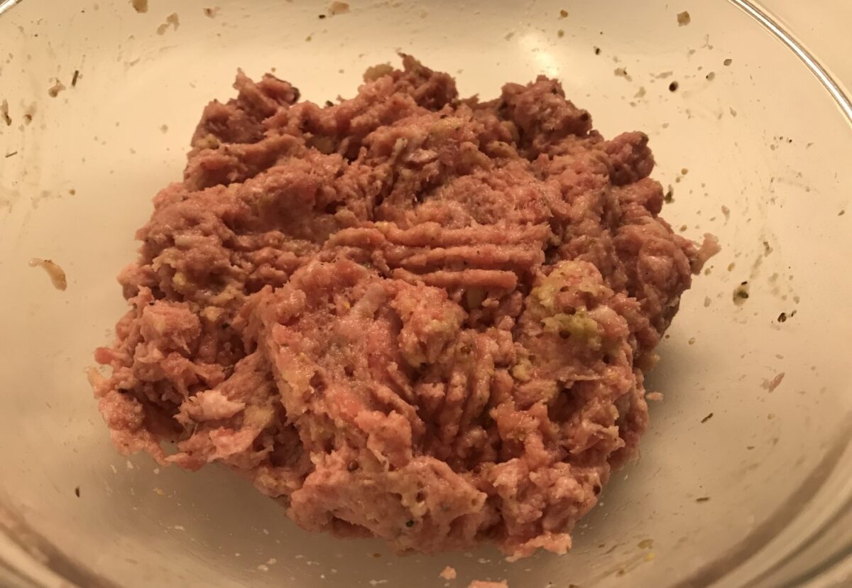 Tostas de burguer de cerdo con hummus