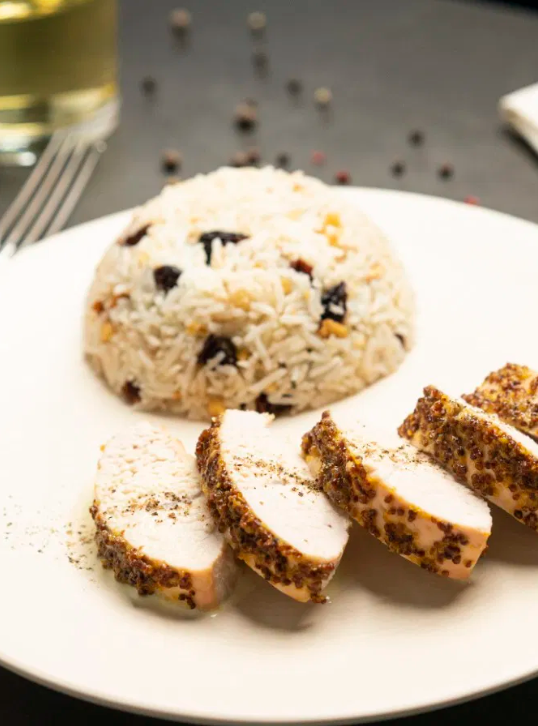 Pechuga de pavo asada con miel, mostaza y arroz basmati
