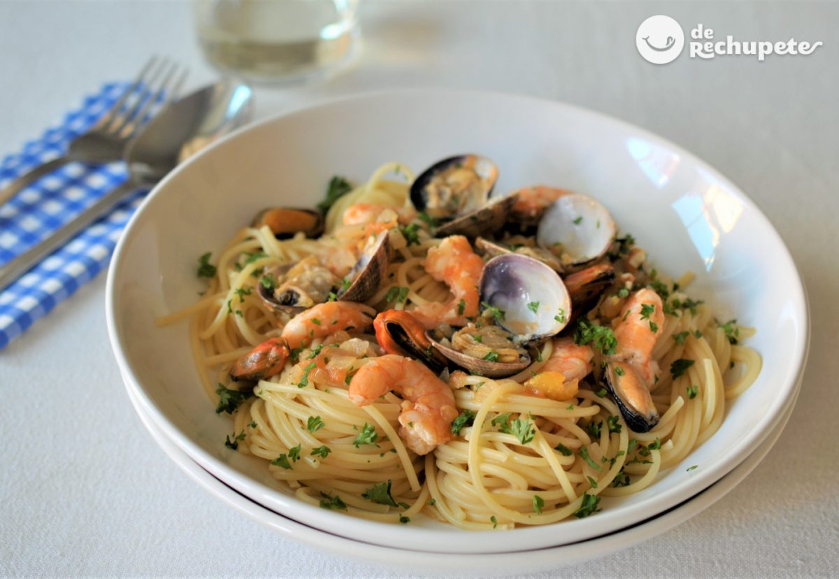 Espaguetis con marisco. Receta de pasta fácil y deliciosa