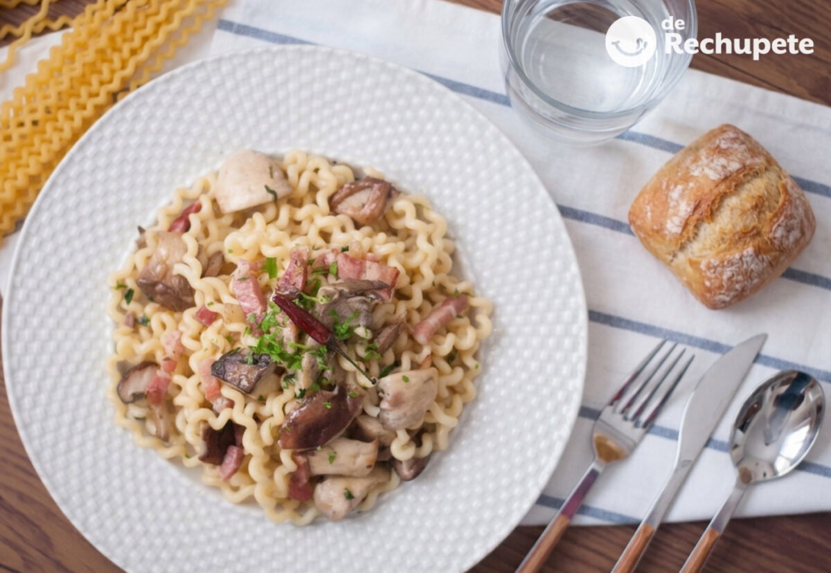 Pasta con setas y panceta. Receta italiana fácil