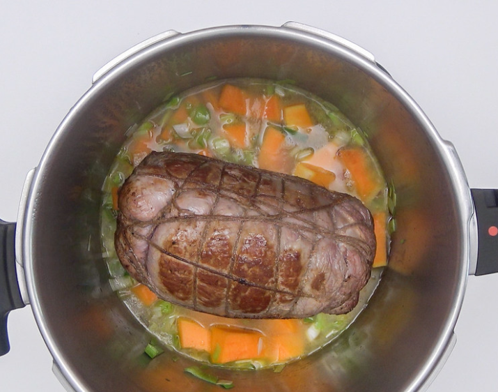 Rollo de Ternera Gallega rellena con foie y arroz blanco
