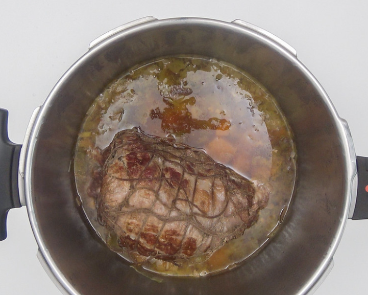 Rollo de Ternera Gallega rellena con foie y arroz blanco