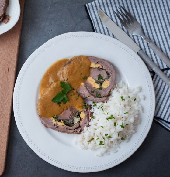 Rollo de Ternera Gallega rellena con foie y arroz blanco