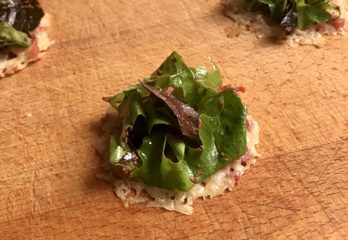 Crujientes de parmesano y jamón con tapenade