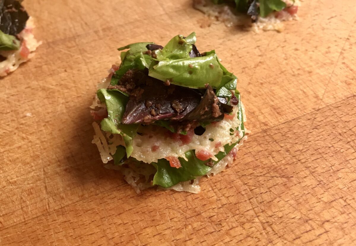 Crujientes de parmesano y jamón con tapenade