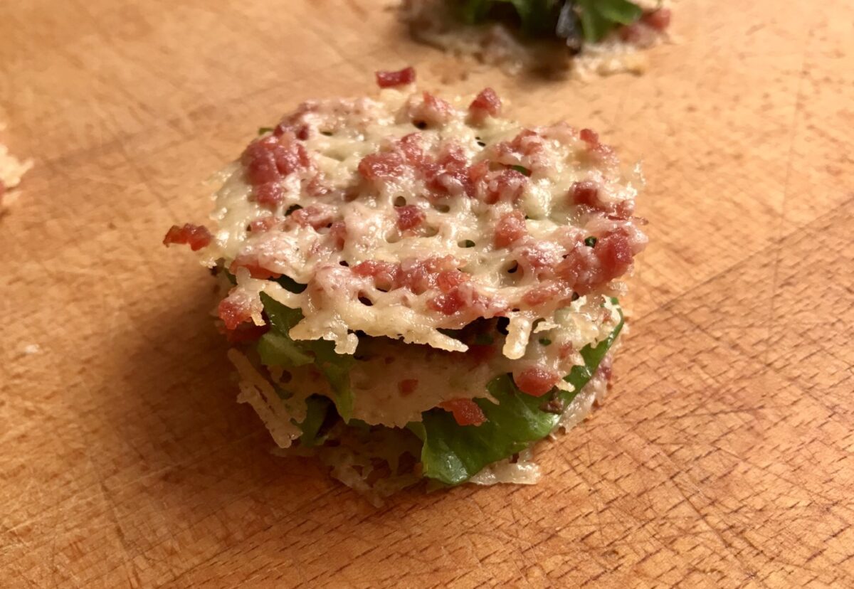 Crujientes de parmesano y jamón con tapenade
