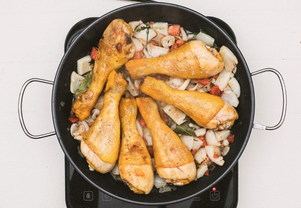 Guiso de pollo con sepia y langostinos