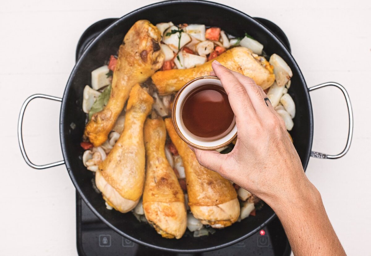 Guiso de pollo con sepia y langostinos